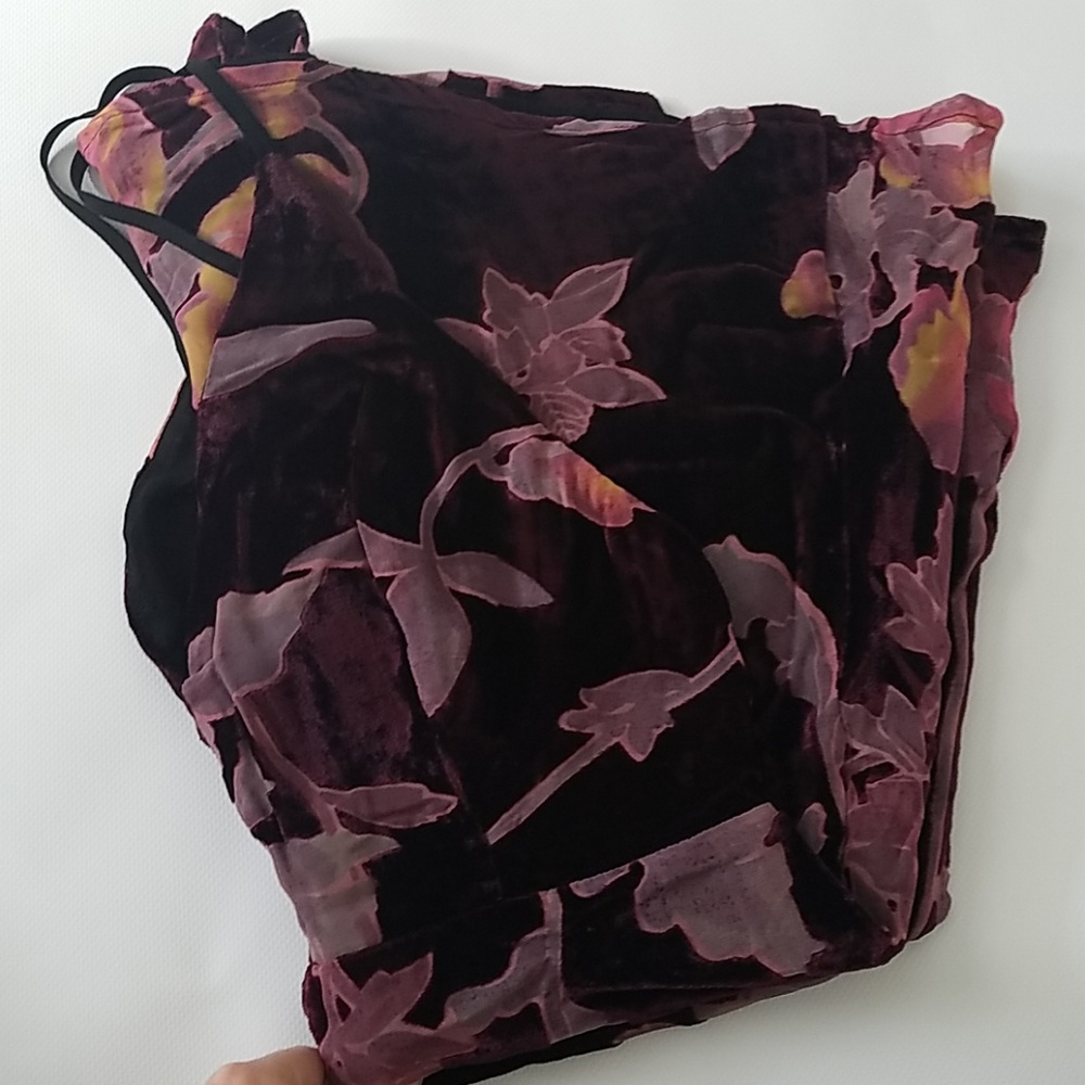 BNWT Velvet cutout romper - Picture 8 of 8
